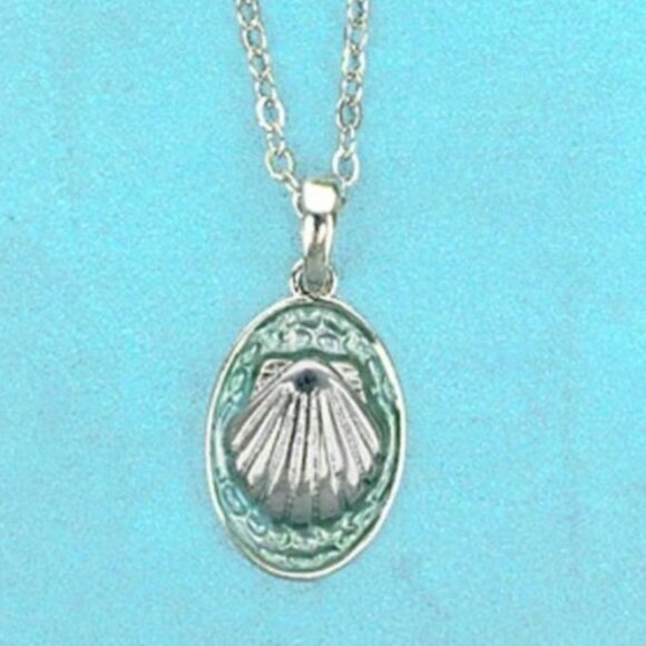 NO 3 Silver & Green Resin Seaside Clamshell Medallion Necklace NWT - Picture 3 of 5